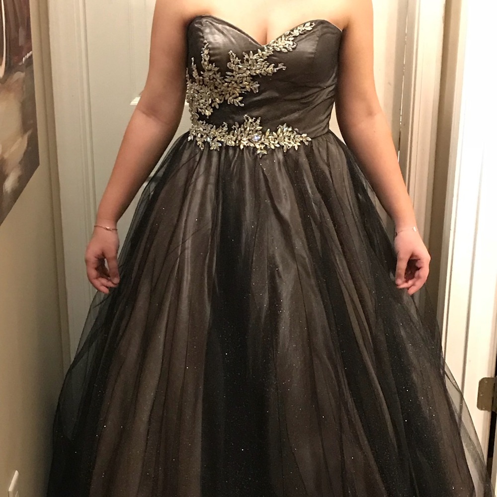 Pageant or prom gown - fits true size 6 or 8